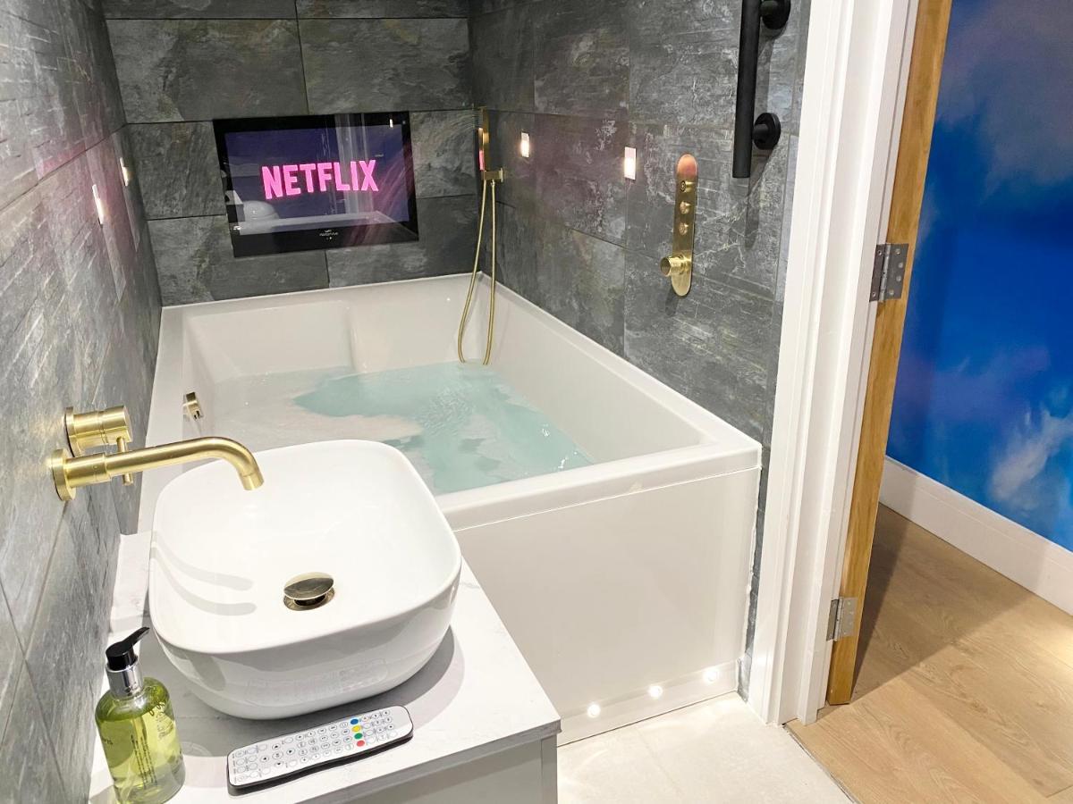Coastline Retreats - Cloud9 Holiday Accommodation- 2 Bedroom Self Contained Garden Flat - Luxury Bath, Netflix, Superfast Wifi, Parking Included Bournemouth Exterior photo