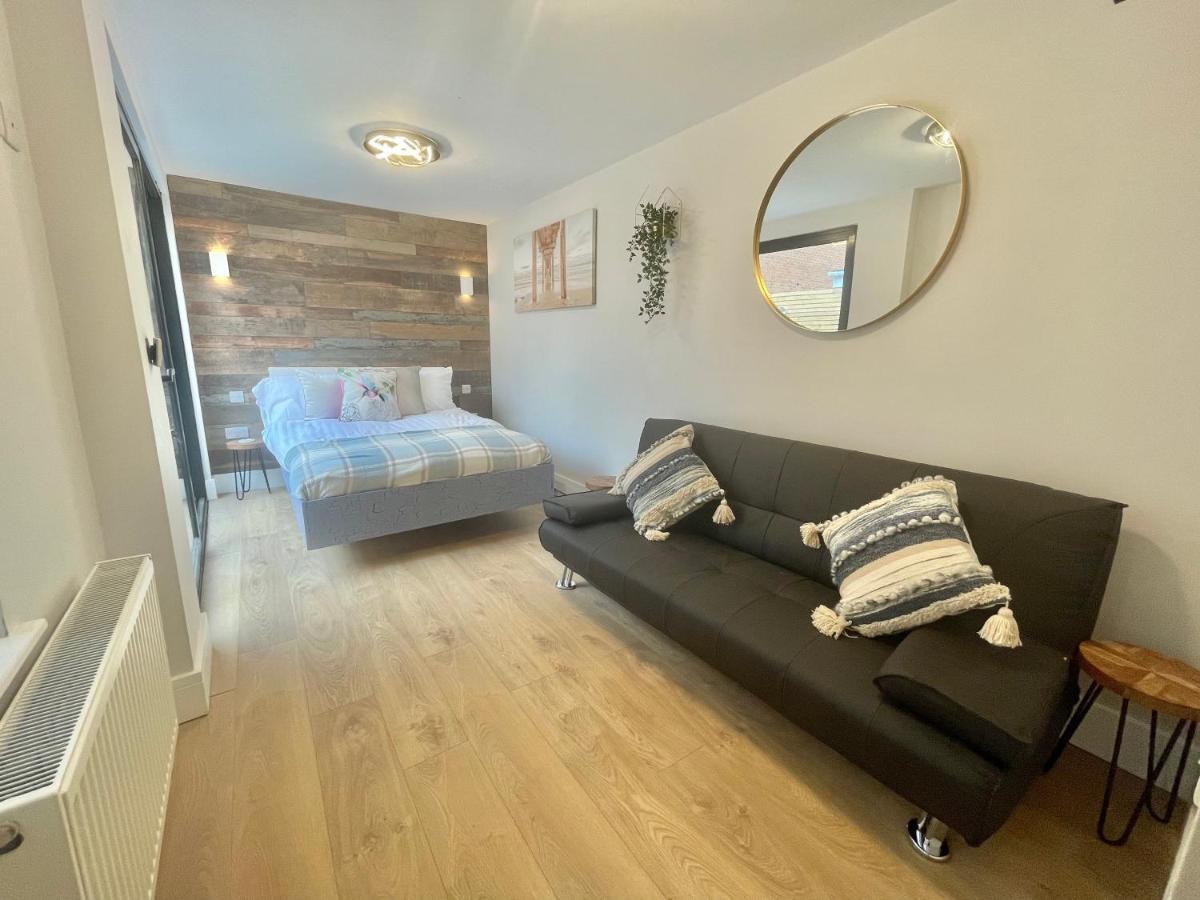 Coastline Retreats - Cloud9 Holiday Accommodation- 2 Bedroom Self Contained Garden Flat - Luxury Bath, Netflix, Superfast Wifi, Parking Included Bournemouth Exterior photo